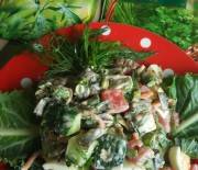 Салат с овощами и морской капустой