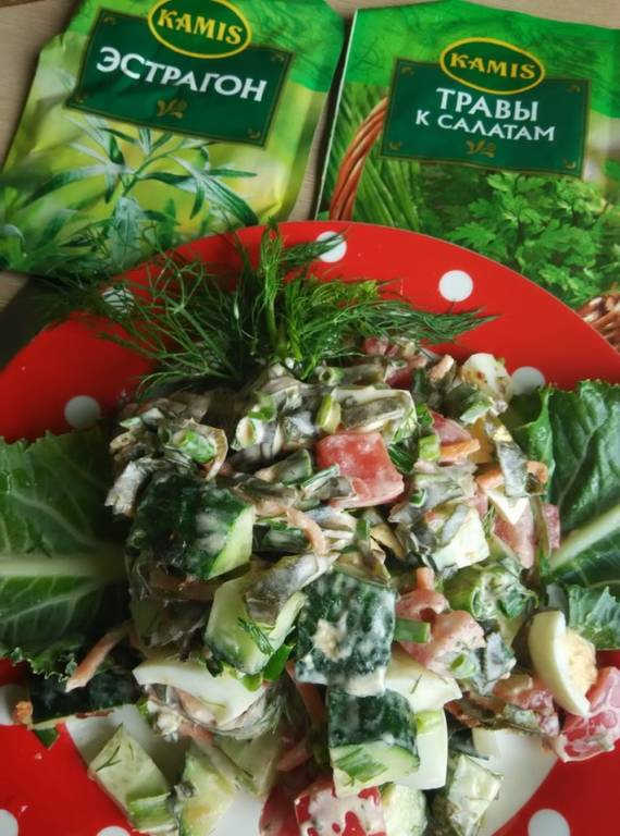 Салат с овощами и морской капустой
